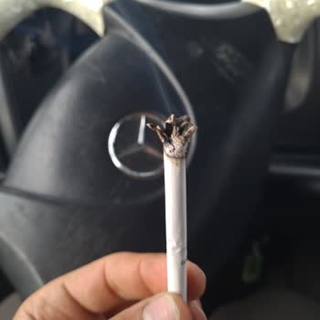 Marlboro Sigaralardan Uzun Çubuk Gibi Maddelerin Çıkması.