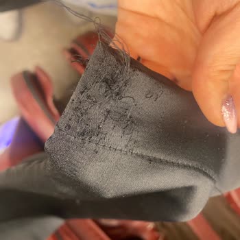 Bershka Yeni Satın Alınan Pantolonun Kısa Sürede Yırtılması