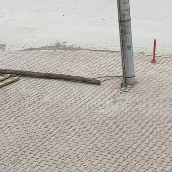 Türk Telekom Direk Kırıldı Kablolar Yerde Duruyor