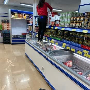 BİM - Ayakkabılar İle Üzerine Çıkılan Dolap Hakkında