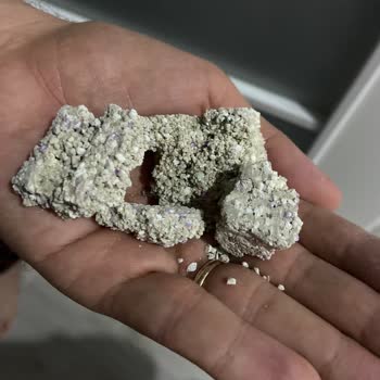 Koçtaş Kedi Kumu Topaklaşmış Şekilde Ve Orijinal Paketinde Gelmedi.