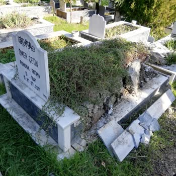 Bursa Büyükşehir Belediyesi Hamitler Kent Mezarlığı Mezar Taşları Kırılmış!