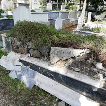 Bursa Büyükşehir Belediyesi Hamitler Kent Mezarlığı Mezar Taşları Kırılmış!