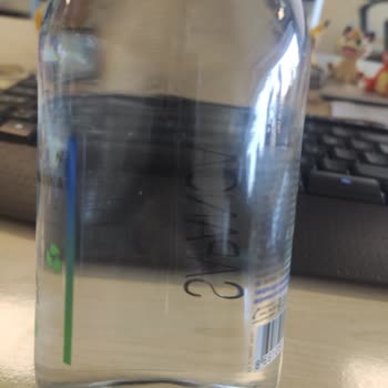 Sırma Cam Şişe Su İçinde Yüzen Maddeler