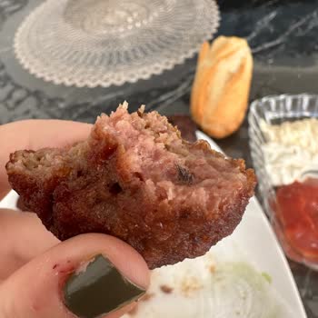 Köfteci Yusuf İçinden Kirpik Çıktı