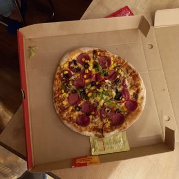 Marmara Forum Terra Pizza Pizza Boyutu Çok Küçük