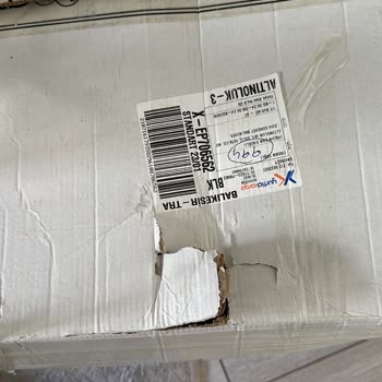 Yurtiçi Kargo Böyle Ürün Taşınmaz - Kutu İle Birlikte Monitör'ü De Delmişler.