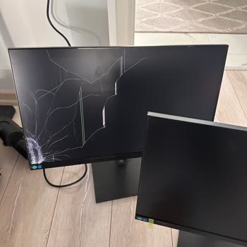 Yurtiçi Kargo Böyle Ürün Taşınmaz - Kutu İle Birlikte Monitör'ü De Delmişler.