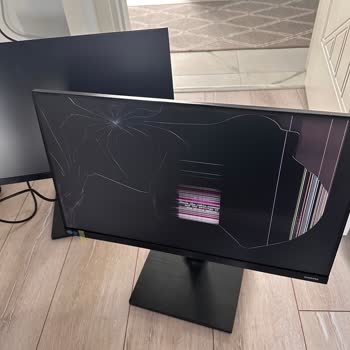 Yurtiçi Kargo Böyle Ürün Taşınmaz - Kutu İle Birlikte Monitör'ü De Delmişler.