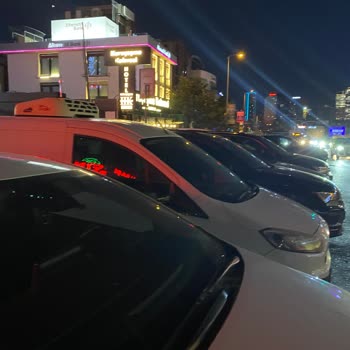 İspark Halk Caddesi Durağına Park Eden Araçlar