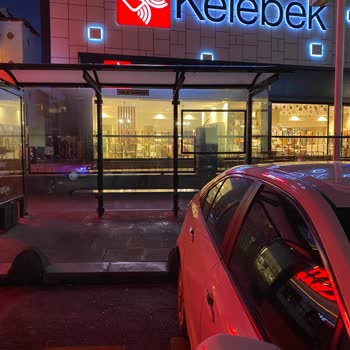 İspark Halk Caddesi Durağına Park Eden Araçlar