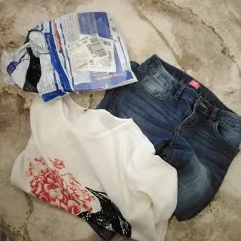 Yavrucak Baby (Instagram) Giyilmiş Yırtık Pırtık Eski Bir Kıyafet