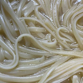 Filiz Makarna İçinde Siyah Cisimler Var