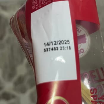 Filiz Makarna İçinde Siyah Cisimler Var