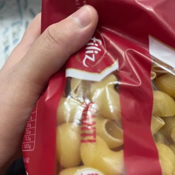 Filiz Makarna İçinde Siyah Cisimler Var