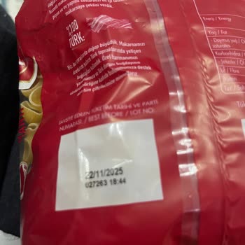 Filiz Makarna İçinde Siyah Cisimler Var