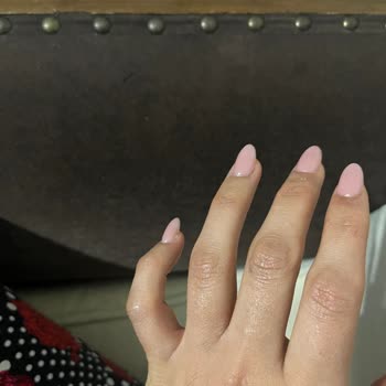 Dilek Çetinkaya Masters Nail Art & Makeup Protez Tırnak Yamuk Ve Tam Oturmamış