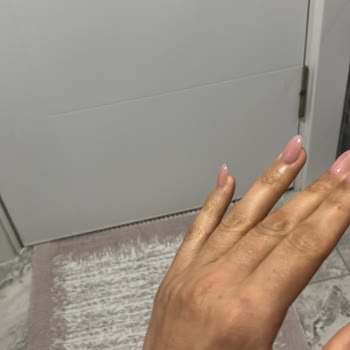 Dilek Çetinkaya Masters Nail Art & Makeup Protez Tırnak Yamuk Ve Tam Oturmamış
