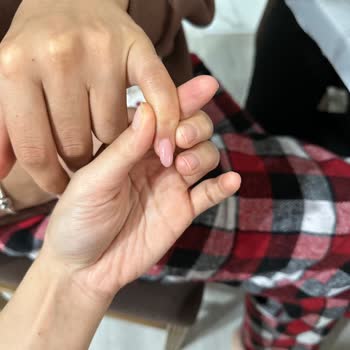 Dilek Çetinkaya Masters Nail Art & Makeup Protez Tırnak Yamuk Ve Tam Oturmamış