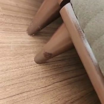 Die Möbelfüße von Vien Mobila haben Farbunterschiede