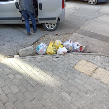 Orhangazi Belediyesi Orhangazi Kaldırıma Çöp Atan Mahalleli