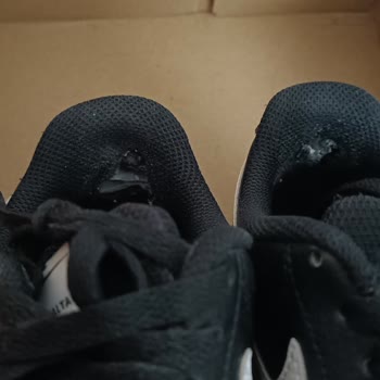 In Street Kolayca Yırtılan Nike Ayakkabı