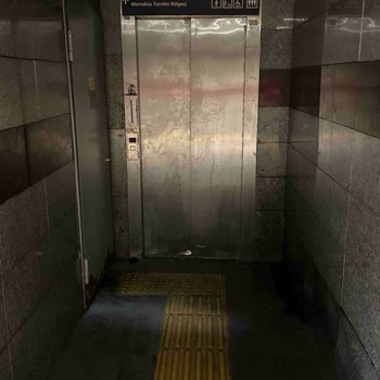 İBB - İstanbul Büyükşehir Belediyesi Mecidiyeköy Metrobüste Çalışmayan Asansör!