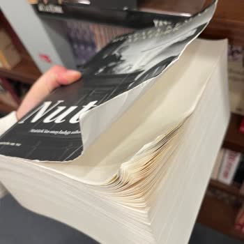 D&R Görevli Nutuk Kitabını Yerde Görüp Basıp Geçti