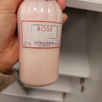 Лосьон для тела L'Occitane не имеет запаха и не такой, как в магазине