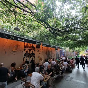 Urban Cafe Medyum Garsonun Ön Yargıları