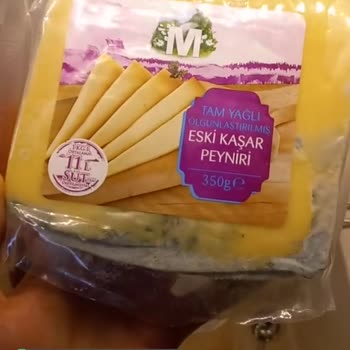 Migros Eski Kaşar Küflenmiş Şekilde Paketinden Çıktı