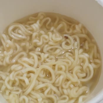 Berona Noodle Böcekli Yiyecek Satılıyor!