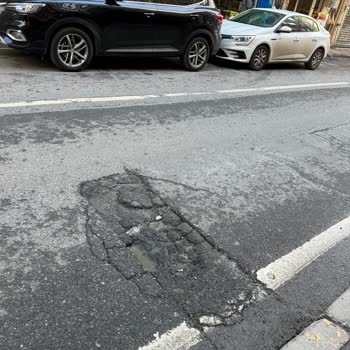 Beyoğlu Belediyesi Yoldaki Çukurun Kapatılması Gerekiyor