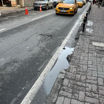 Beyoğlu Belediyesi Yoldaki Çukurun Kapatılması Gerekiyor
