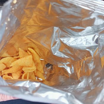 Patos Cips'te Şaşırtan Siyah Madde!