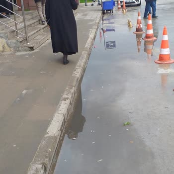 Alanya Alaaddin Keykubat Üniversitesi Önünde Hastanesi Yağmurun Biriktirdiği Su Birikintisi
