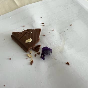 BİM Buono Bütün Bademli Sütlü Çikolatada Plastik Parça Çıktı!?