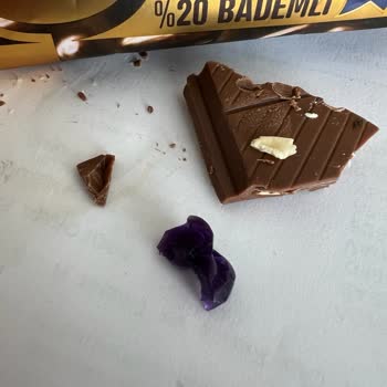 BİM Buono Bütün Bademli Sütlü Çikolatada Plastik Parça Çıktı!?