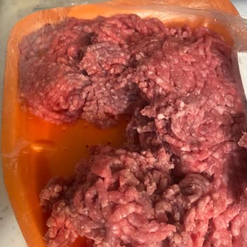 Köfteci Yusuf SKT'Sİ 1 Gün Kalan Kararmış Ürünleri Satışa Sunuyor.