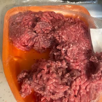 Köfteci Yusuf SKT'Sİ 1 Gün Kalan Kararmış Ürünleri Satışa Sunuyor.