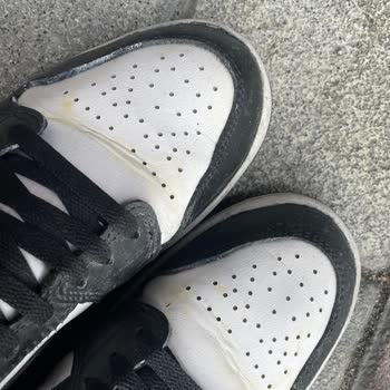 Shopi Go 3 Aylık Ayakkabıda Sarı Lekeler Oluşmaya Başladı!