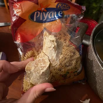 Piyale Makarna İçinden Taş Gibi Hamur Çıktı