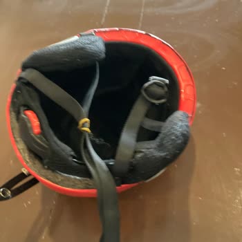 PenguenTepe Paket Lastiğiyle Tutturulmuş Kask