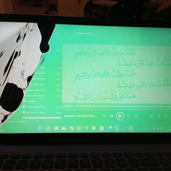 TÜYAP Güvenlik Görevlisi Çantama Vurarak Laptopumu Kırdı