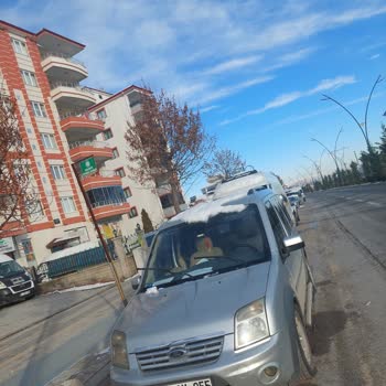 Malatya Büyükşehir Belediyesi Otobüs Duraklarında Da İnsanlar Yerine Araçlar Bekliyor