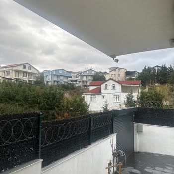 Türk Telekom Direği Ve Kablosu Tehlikeli Bir Şekilde Asfalta Yakın