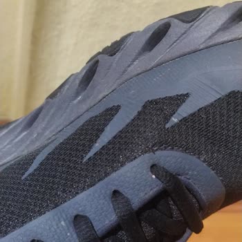Skechers. Ayakkabı Filesinde Yırtılmalar Var