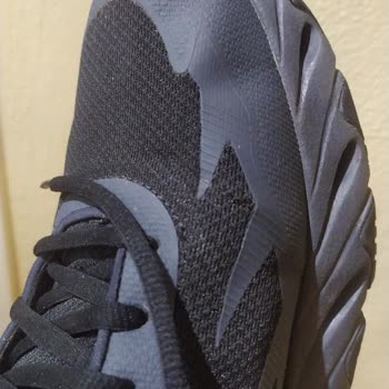 Skechers. Ayakkabı Filesinde Yırtılmalar Var