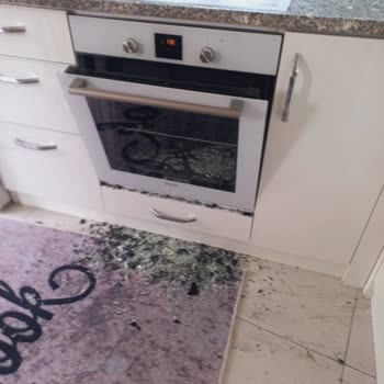 Simfer Fırınımın İç Camı Patladı