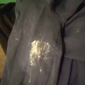 OMO Deterjan Beyaz Lekeler Bırakıyor